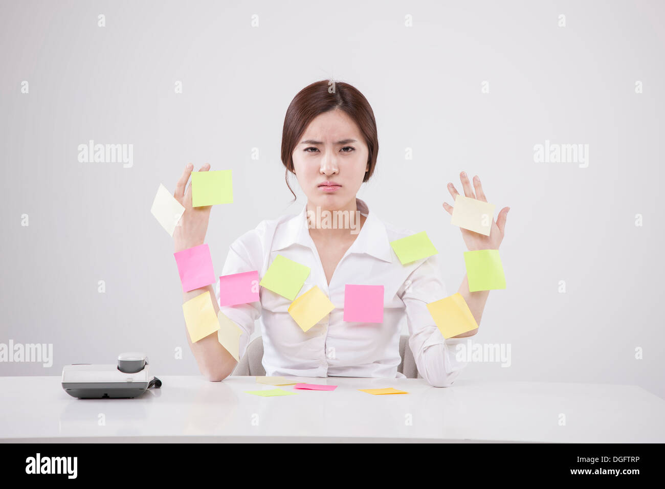 Une femme d'affaires plein de post it Banque D'Images