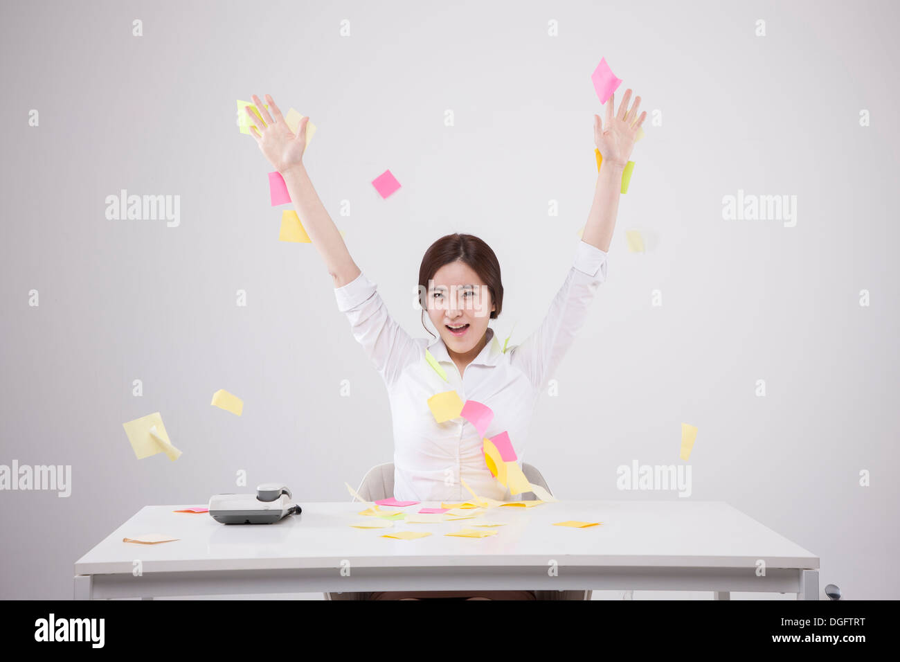 Une femme d'affaires plein de post it Banque D'Images