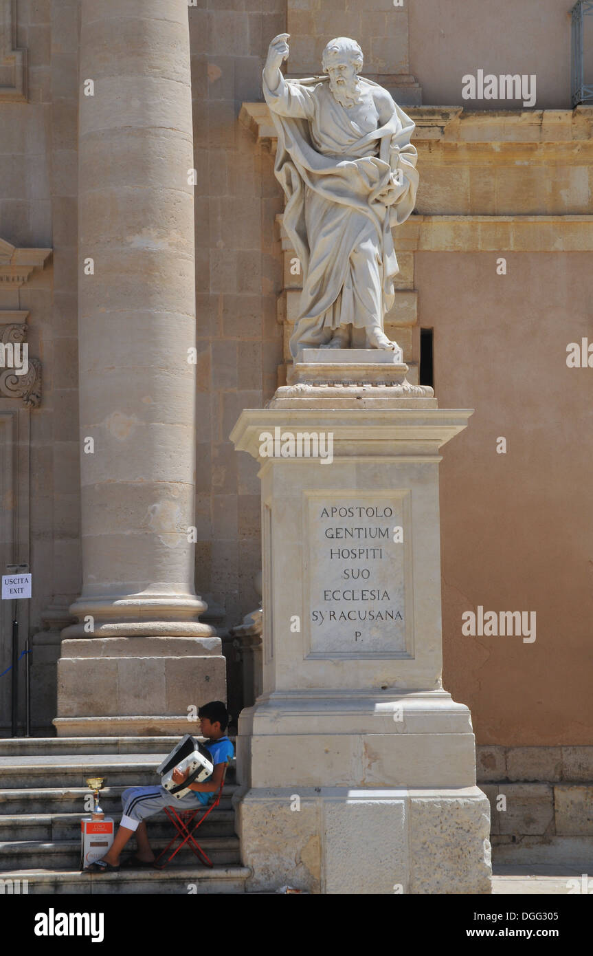 Un enfant dans une rue à jouer de la musique pour l'argent Banque D'Images