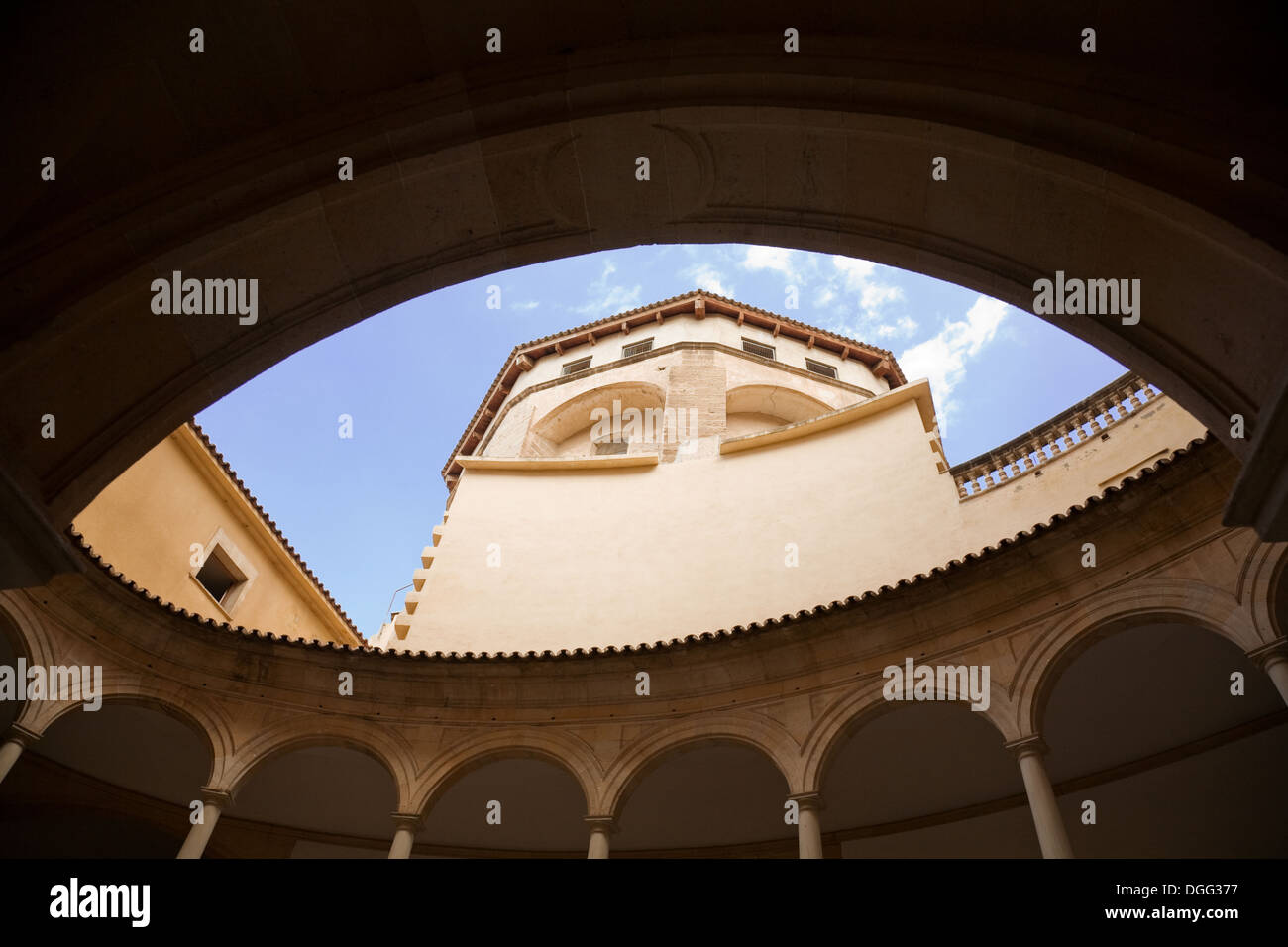 Voir recherche de l'architecture autour d'une cour historique à Palma, Majorque. Banque D'Images