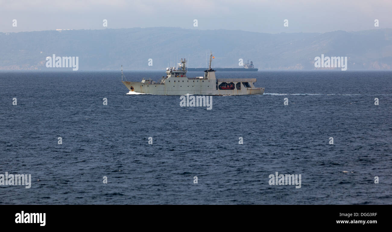 Navire espagnol patrouiller dans le détroit de Gibraltar Banque D'Images