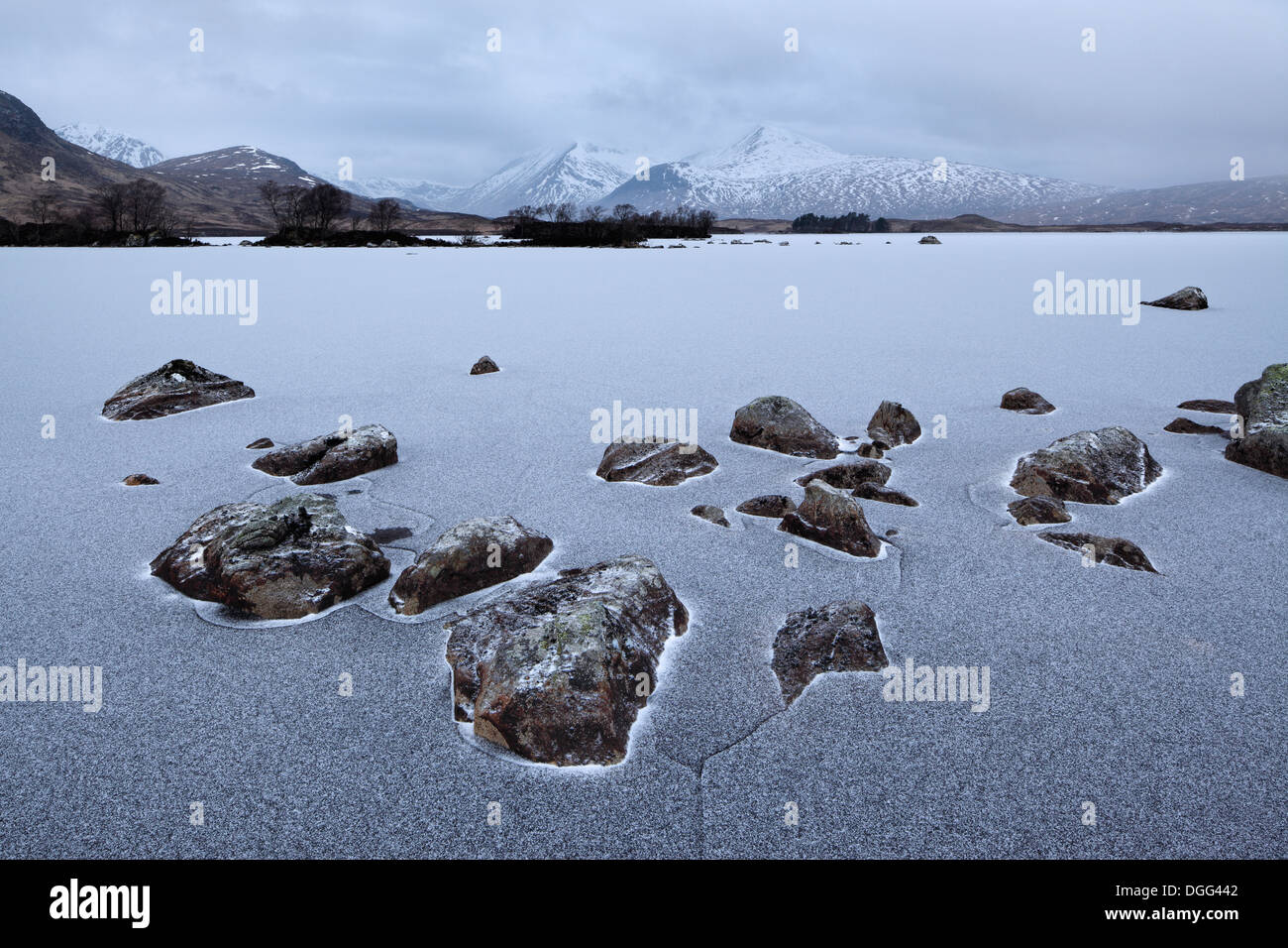 Les rochers de granit gelé dans la glace couverte de neige à Lochan na-h-Achlaise sur Rannoch Moor dans les Highlands d'Ecosse Banque D'Images
