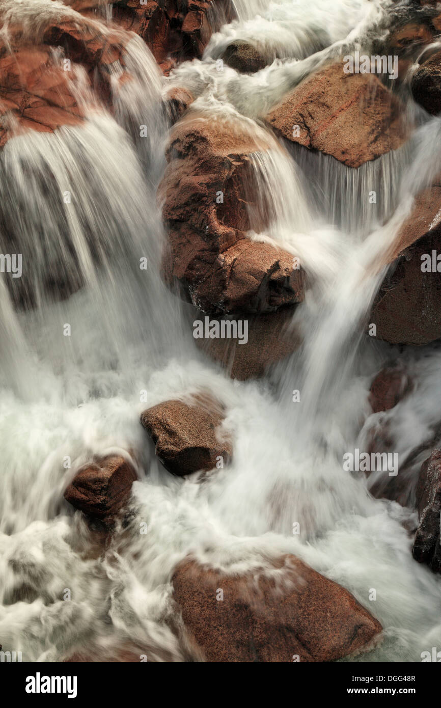 Rochers dans l'eau en cascade sur Glen Etive dans les Highlands d'Ecosse Banque D'Images