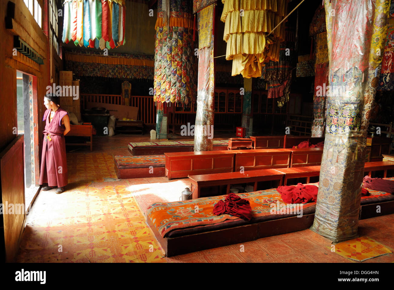 Moine dans le monastère de Traduk, Luzhou, Tibet, Chine, Asie Banque D'Images