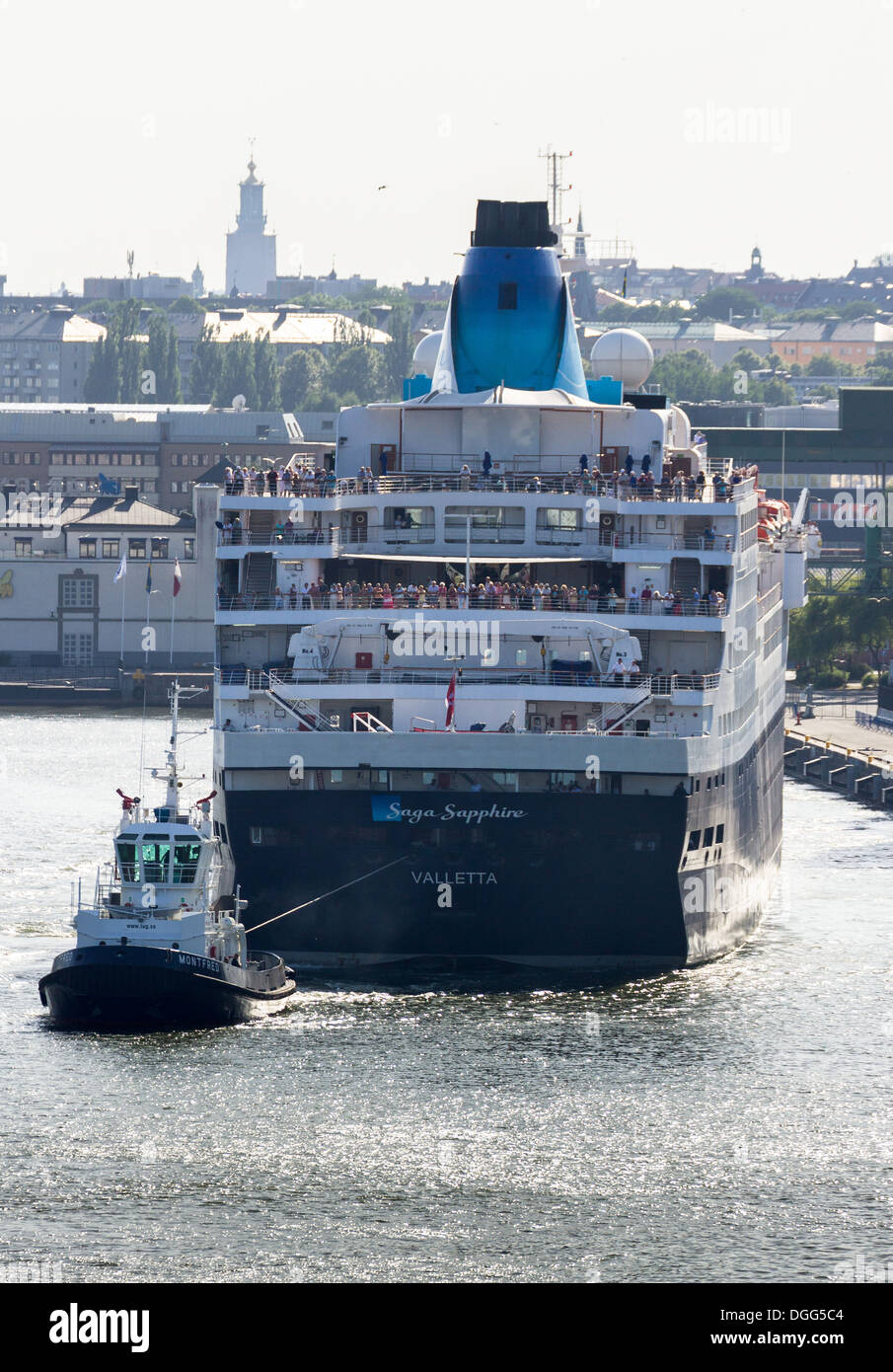 Bateau de croisière 'Saga Sapphire' tiré loin de cruise terminal par un remorqueur, à Stockholm en Suède. Banque D'Images