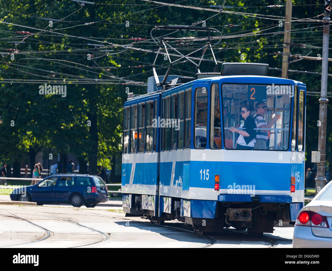 Les trams de la ville à l'intersection achalandée. Tallinn Estonie Banque D'Images