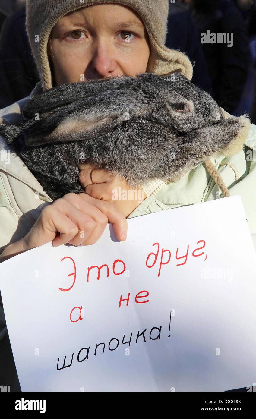 L'OKT. 20, 2013 - Saint-Pétersbourg, Russie Ð les défenseurs des droits des animaux une étape au cours d'une performance mars anti-fourrure à Saint-Pétersbourg, le 20 octobre 2013. Les participants se sont réunis pour protester contre l'abattage des animaux pour la production de vêtements de fourrure utilisée en hiver et dans le secteur de l'habillement, selon les organisateurs. (© Andreï Pronin / ZUMAPRESS.com) Banque D'Images