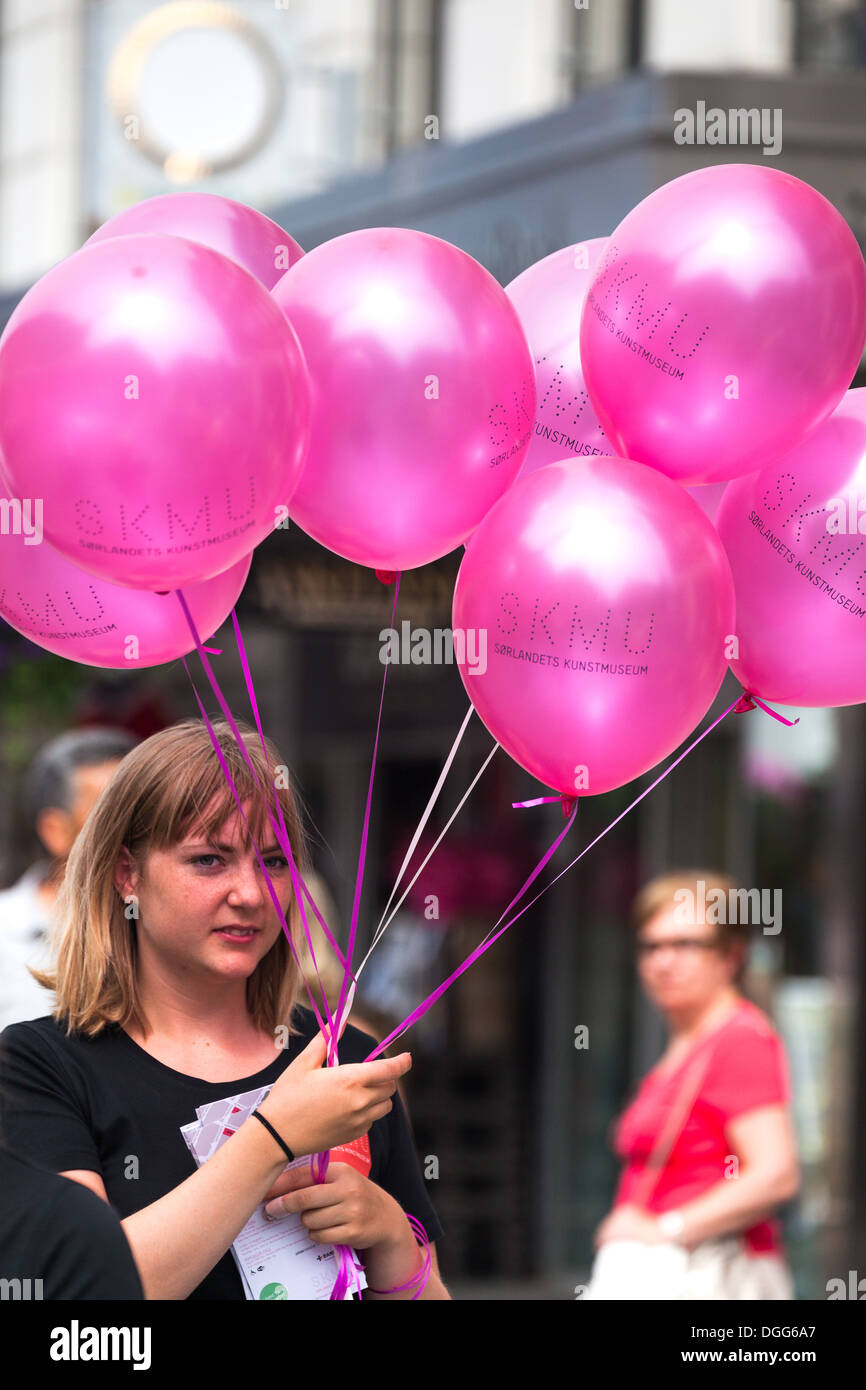 Fille avec ballons roses. Kritiansand la Norvège Banque D'Images