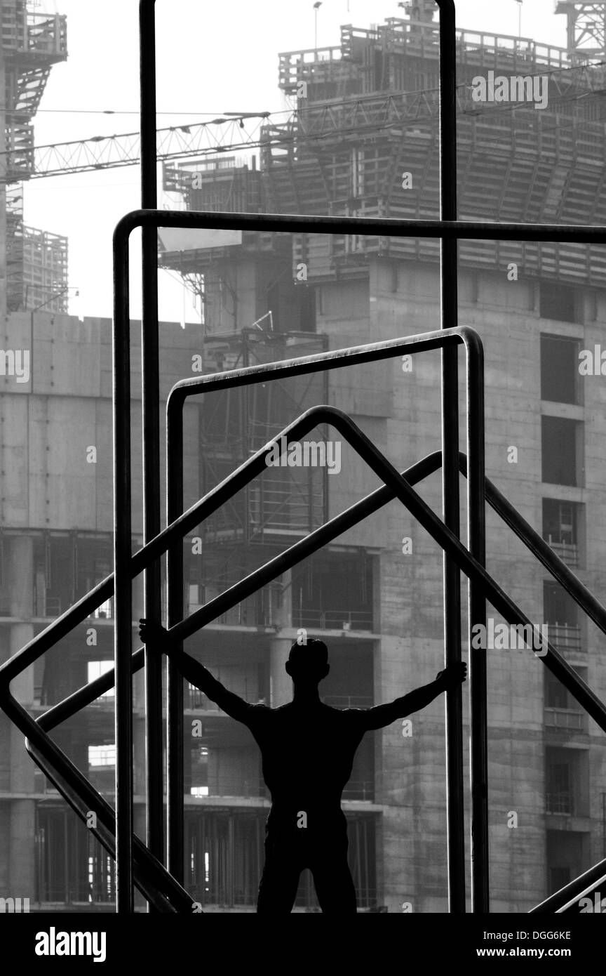 Milan, Italie. 2010. Travaux publics urbains dans la région. Voir d'Agenore Fabbri statue square. Banque D'Images