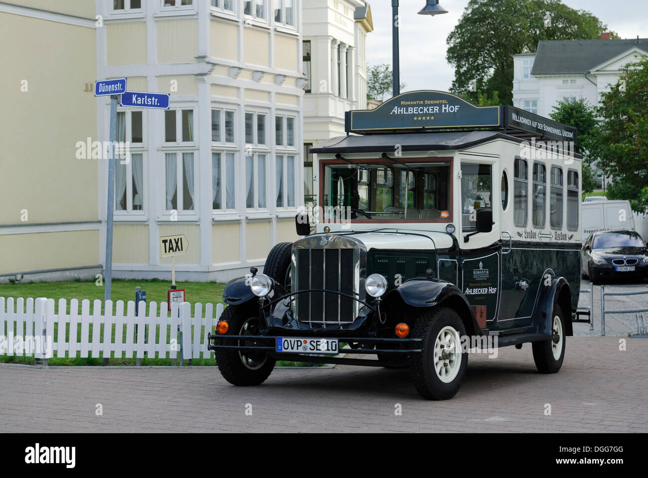 Parking bus historique en face d'Ahlbecker Hof hotel, Seebad Ahlbeck station balnéaire, Kaiserbad, île d'Usedom, mer Baltique Banque D'Images