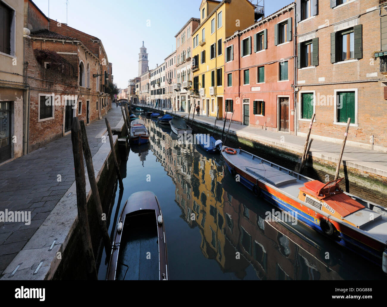 Bateaux sur un canal, Rio San Barnaba, Dorsoduro, Venise, Venise, Vénétie, Italie, Europe Banque D'Images