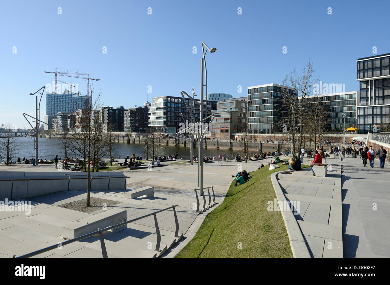 Marco Polo d'une terrasse avec vue sur l'Elbe Philharmonic Hall en construction moderne, les bâtiments résidentiels et commerciaux à Banque D'Images