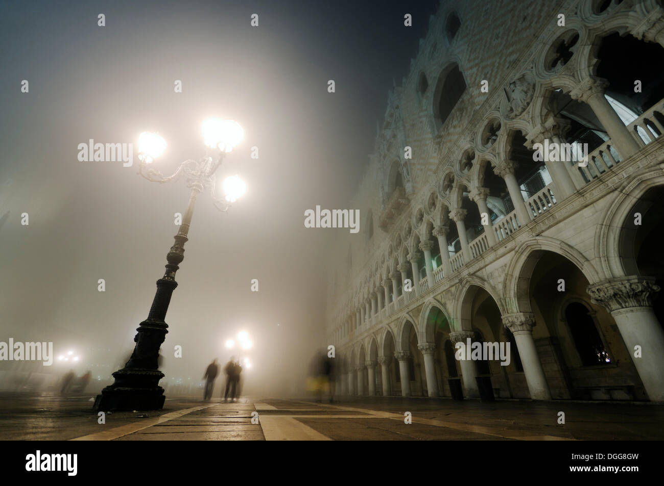 Du Palais des Doges, Le Palais des Doges, dans le brouillard, lanterne, de nuit, Piazzetta San Marco, la Place Saint Marc, Venise, Venise, Vénétie, Italie Banque D'Images