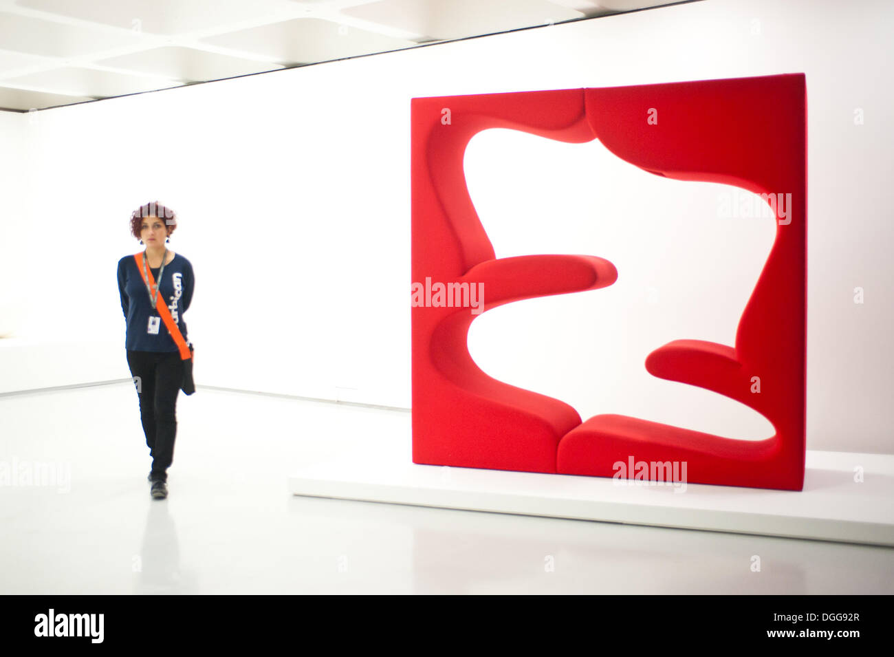 Londres, Royaume-Uni - 21 octobre 2013 : un côté de l'employé part de Barbican une œuvre d'art intitulée "Living Tower 1968' par Verner Panton Pop Art Design au cours de l'exposition au Barbican Gallery de Londres. Credit : Piero Cruciatti/Alamy Live News Banque D'Images