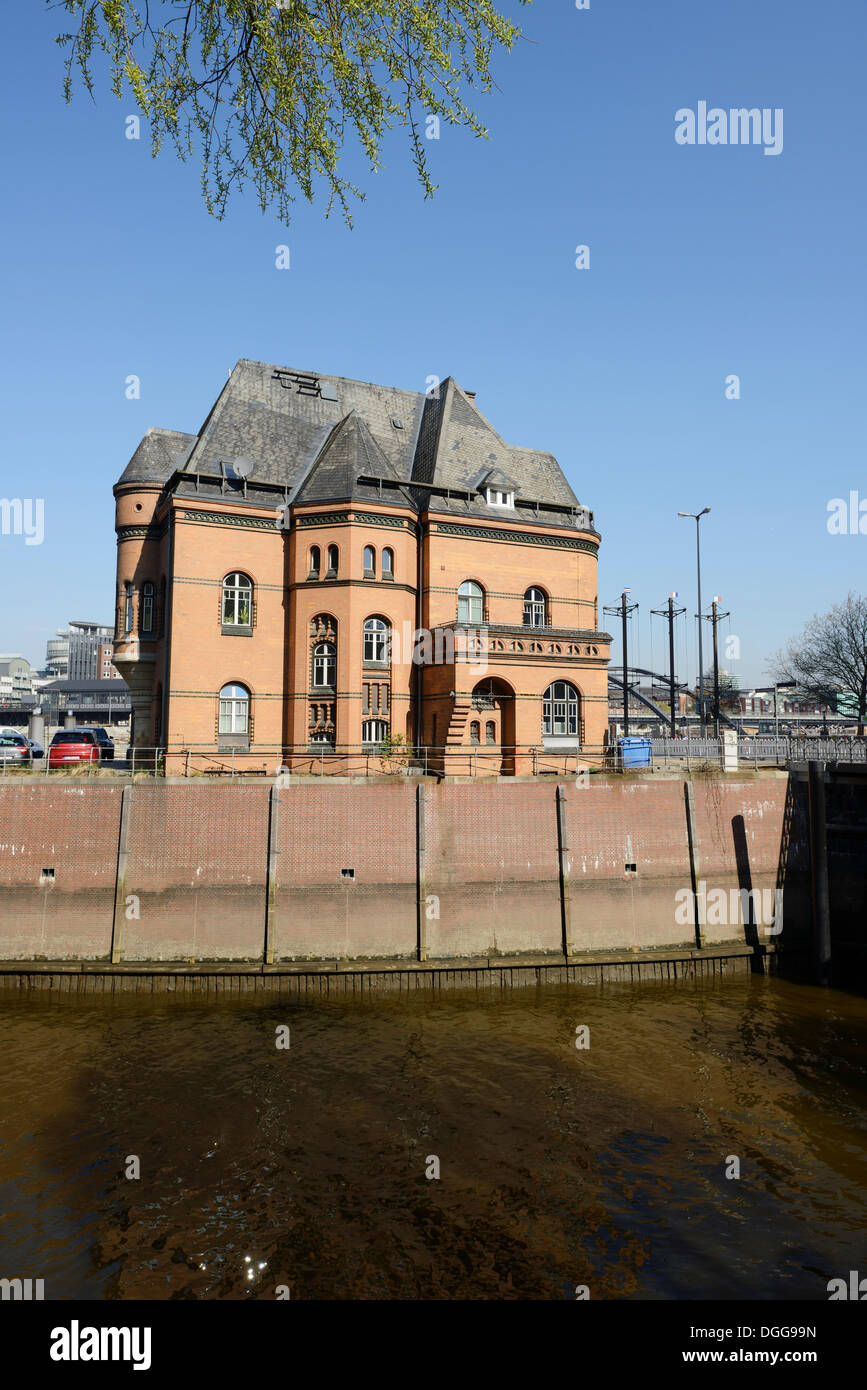 Regarder de la police portuaire, Kehrwiederspitze Speicherstadt, quartier commerçant historique, port de Hambourg Banque D'Images