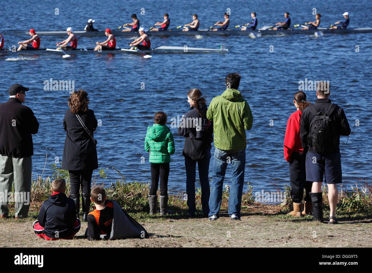 Les gens regardent les hommes de 8 équipes participent à la tête de la Régate Charles de la Charles River, à Cambridge, Massachusetts, USA Banque D'Images