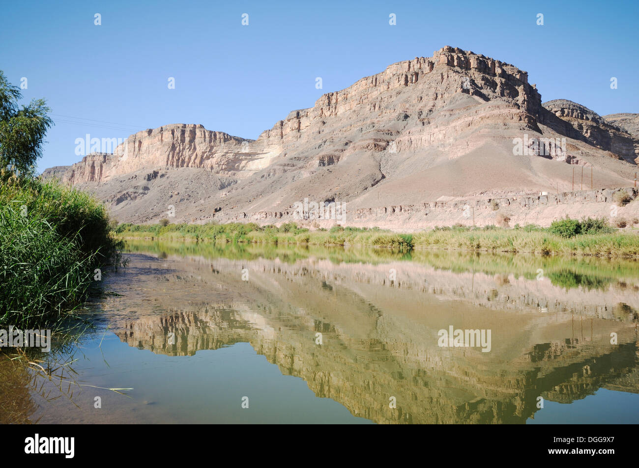 Gamme de montagne sur la banque sud-africaine de l'Oranje, Orange River, rivière frontière entre la Namibie et l'Afrique du Sud Banque D'Images