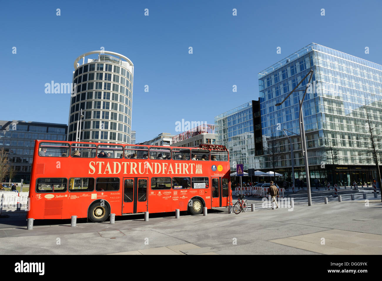 Double-decker bus, visites guidée, Magellan et terrasses de café International Plaza, HafenCity, Hambourg, Hambourg, Allemagne Banque D'Images
