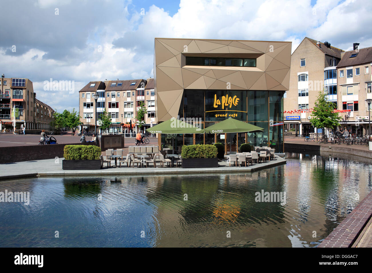 Le cafe de la Place et de l'eau dans la partie de la ville de Houten, une nouvelle ville néerlandaise près d'Utrecht, Pays-Bas Banque D'Images