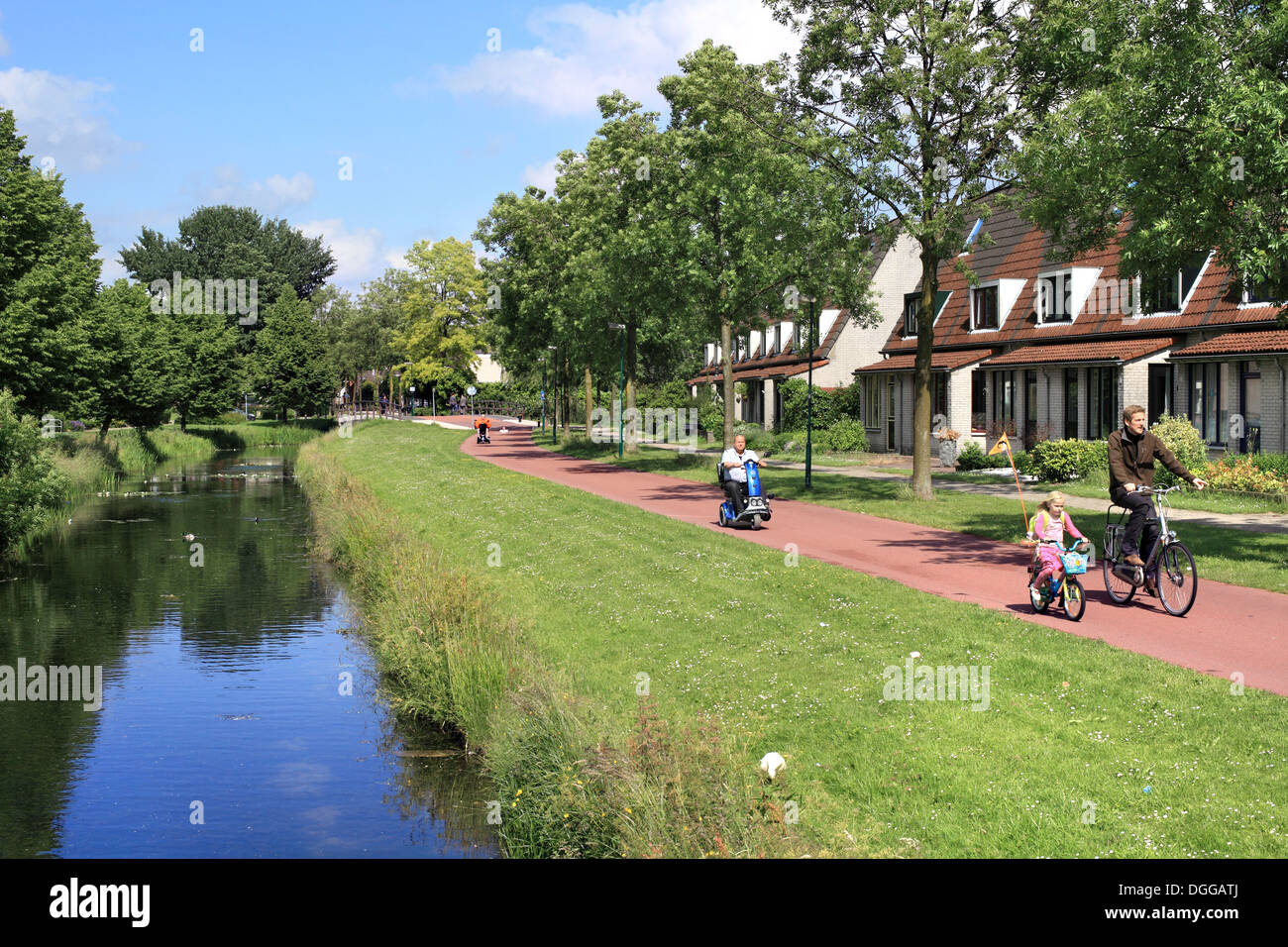 Les cyclistes sur une randonnée à vélo dans un quartier résidentiel de Houten, Pays-Bas une nouvelle ville, près d'Utrecht, aux Pays-Bas. Banque D'Images