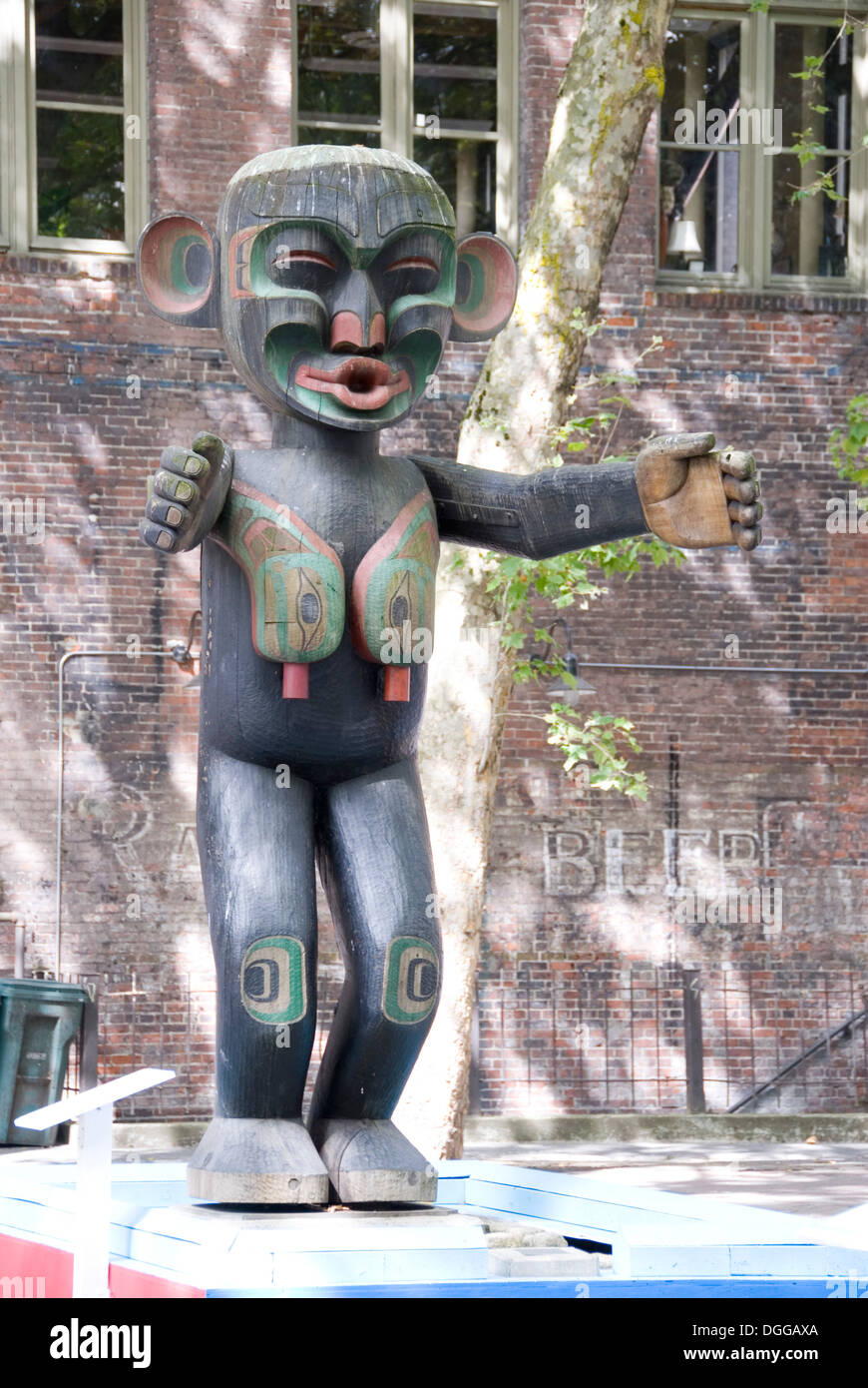 Sculpture de Native American Woman standing in Park Occidental, Pioneer Square, Seattle, USA Banque D'Images
