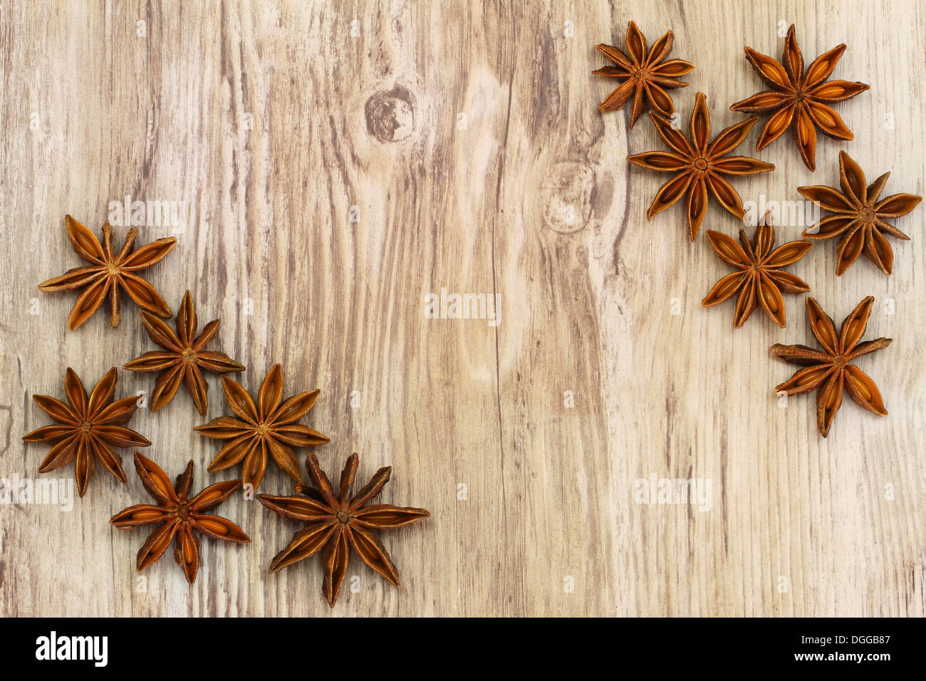 L'anis étoilé sur surface en bois avec copie espace Banque D'Images