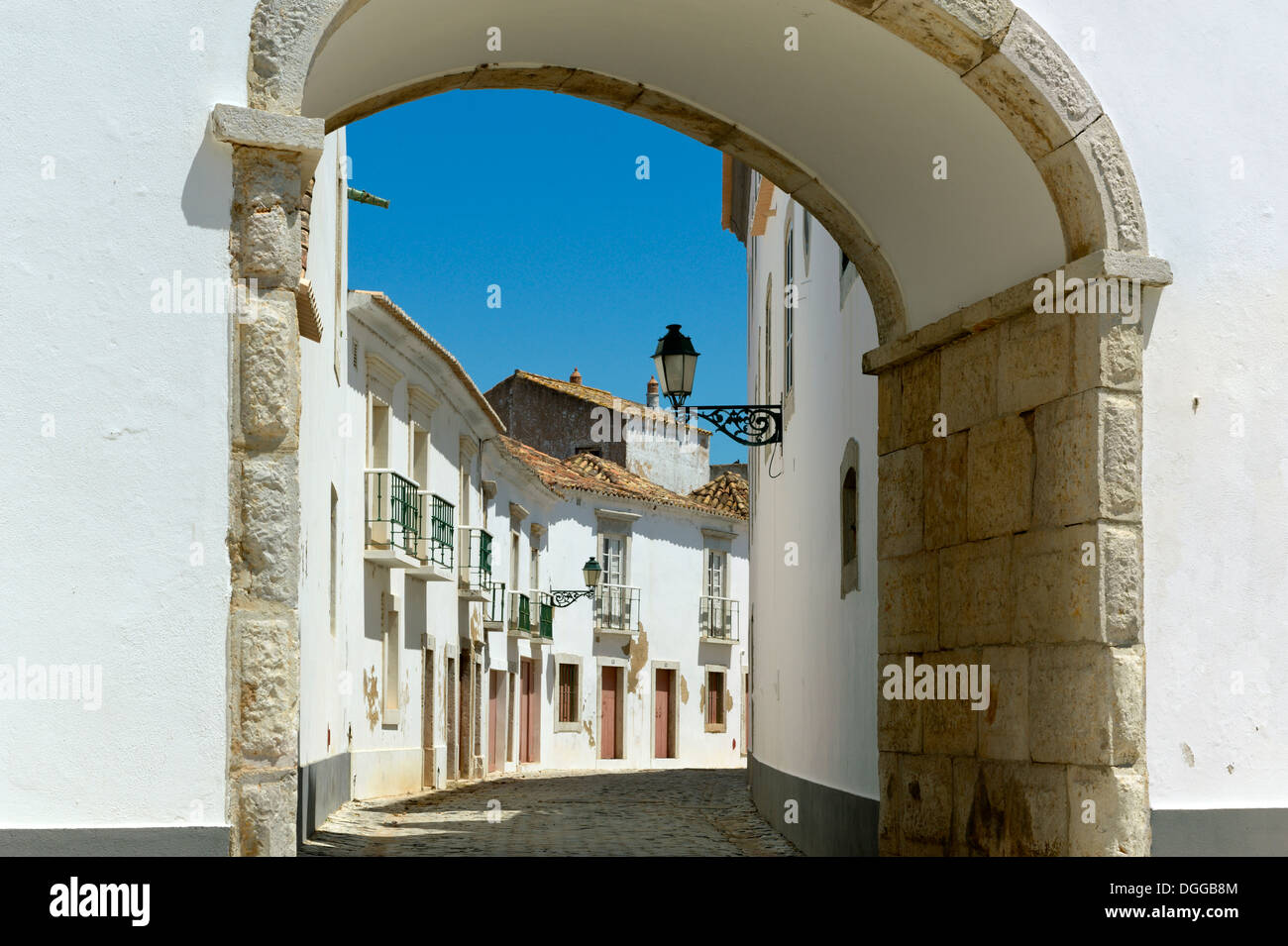 Le Portugal, l'Algarve, la vieille ville de Faro, une allée menant de la place Largo da Sé Banque D'Images