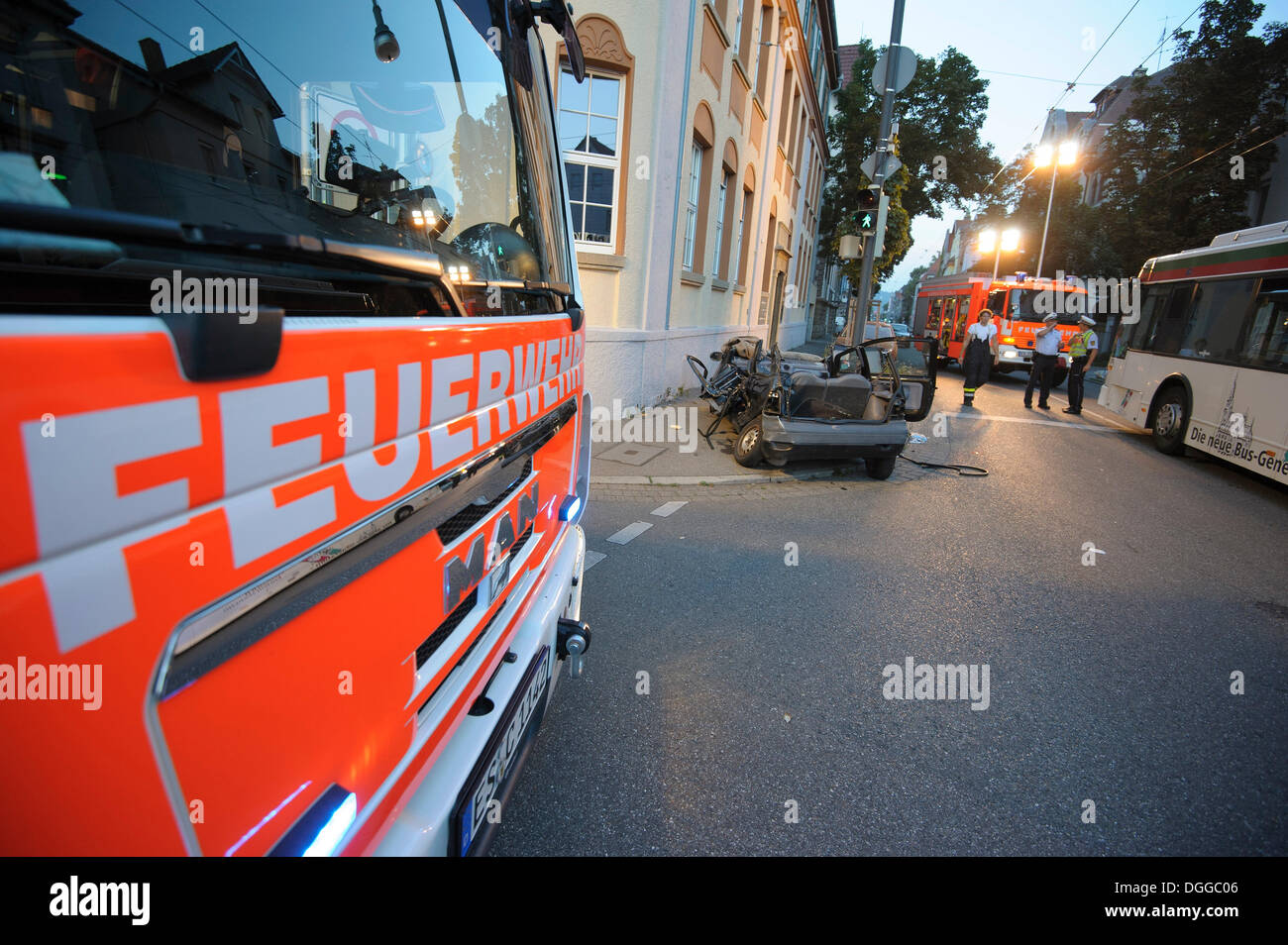 De graves accidents de la circulation entre une Renault Twingo et un bus des transports publics, l'épave de l'Renault Twingo, Esslingen Banque D'Images