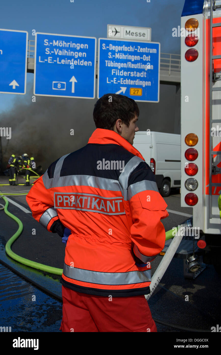 Un service de secours stagiaire est de regarder un feu de camion sur l'autoroute A8 près de la "Echterdinger Ei' junction, Stuttgart Banque D'Images