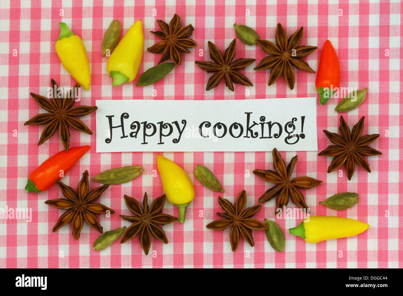 Carte de cuisine heureux avec des épices et piments sur nappe à carreaux Banque D'Images