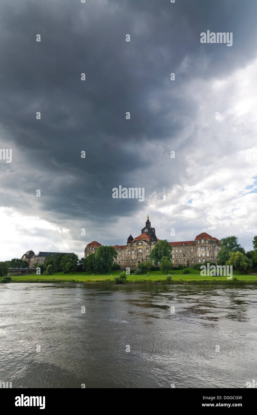 Sombres nuages au-dessus de la chancellerie d'état de Saxe, vu sur l'Elbe, Dresde, Saxe Banque D'Images