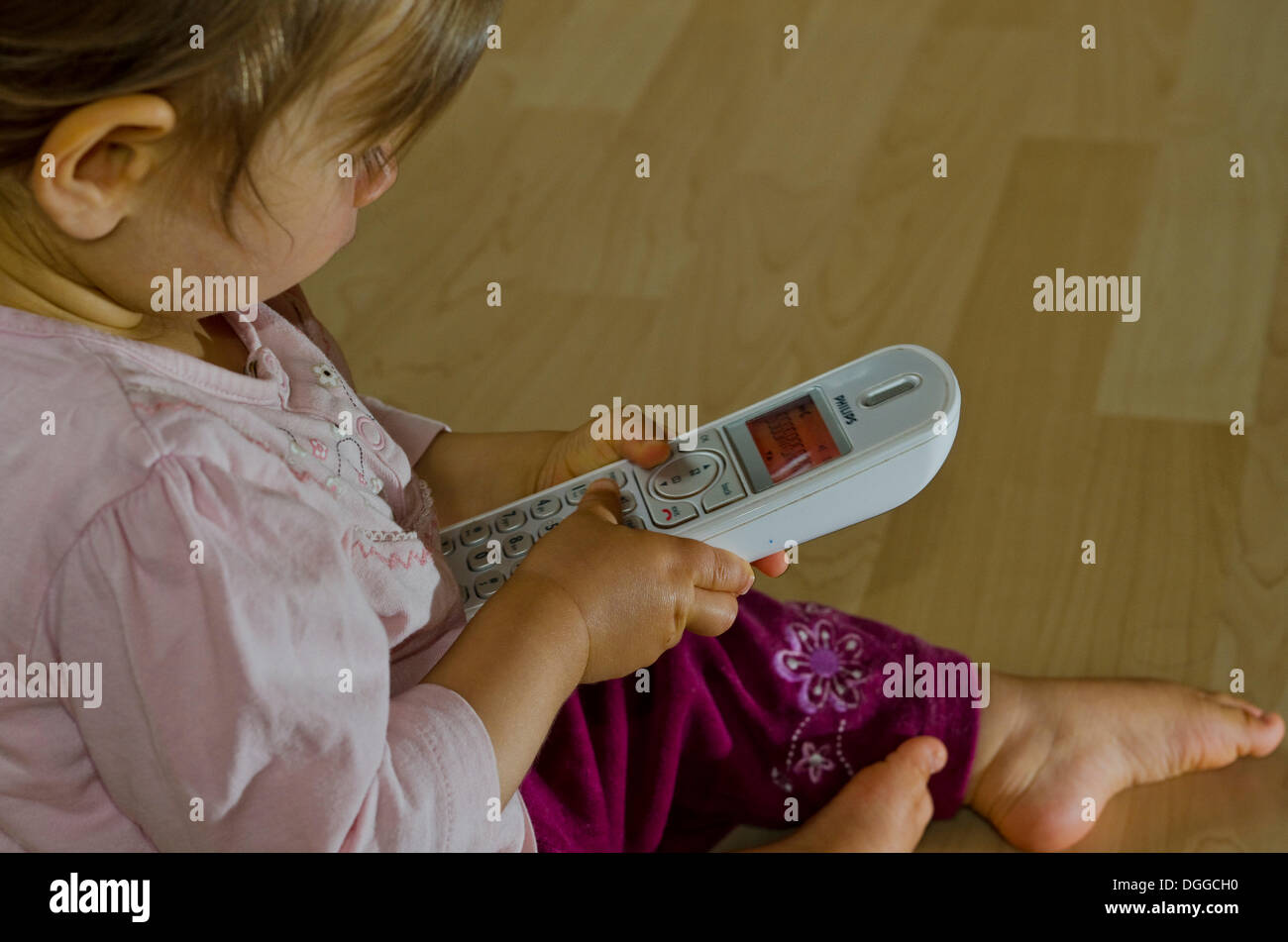 Petite fille jouant avec un téléphone Banque D'Images
