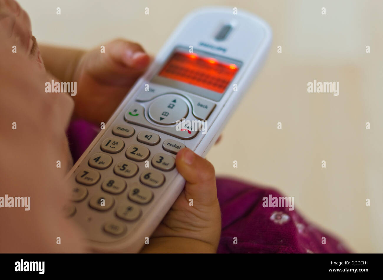 Petite fille jouant avec un téléphone Banque D'Images