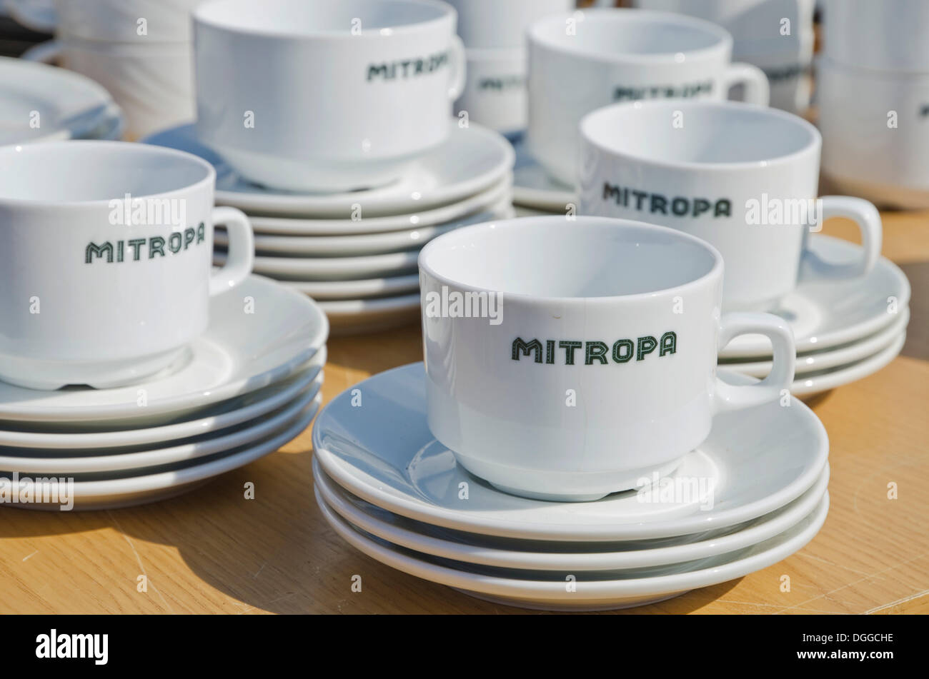 Tasses et assiettes de l'ex-RDA à la Mitropa restaurant fer marché aux puces hebdomadaire, Dresde, Saxe Banque D'Images
