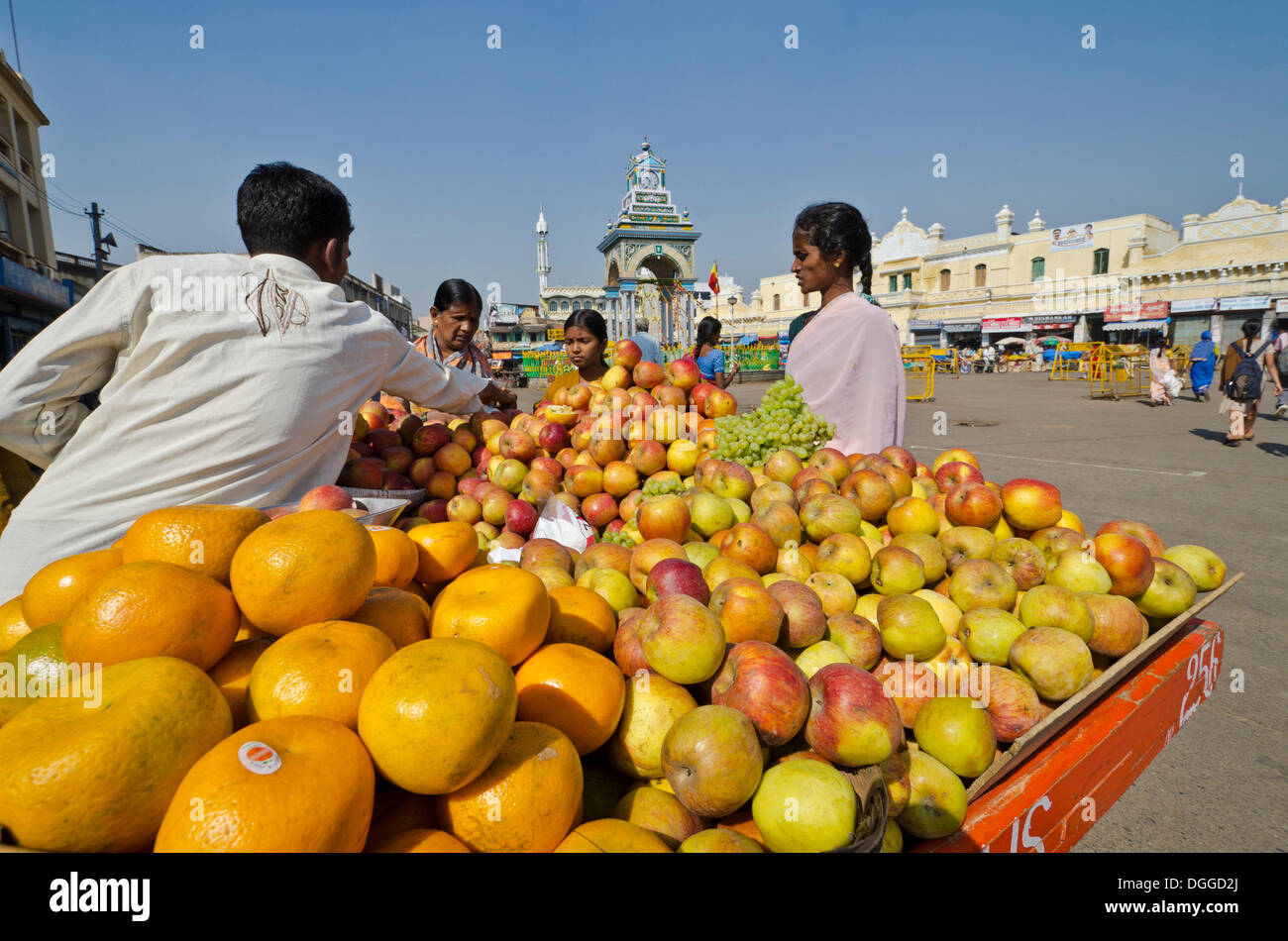 Les fruits et légumes pour la vente au marché local à Mysore, Inde, Asie Banque D'Images