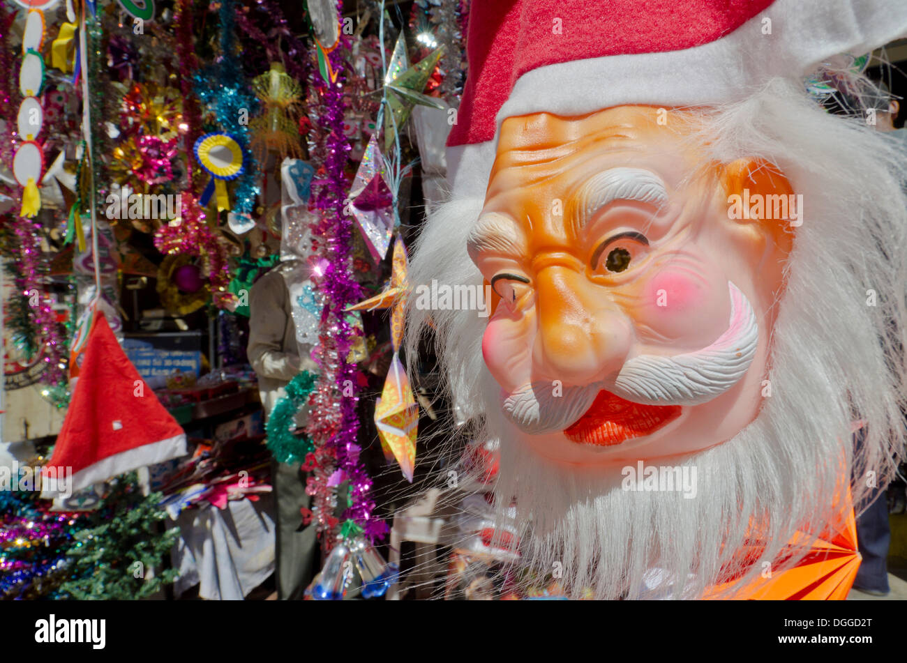 Décorations de Noël Le Père Noël comme masques pour la vente au marché local à Mysore, Inde, Asie Banque D'Images