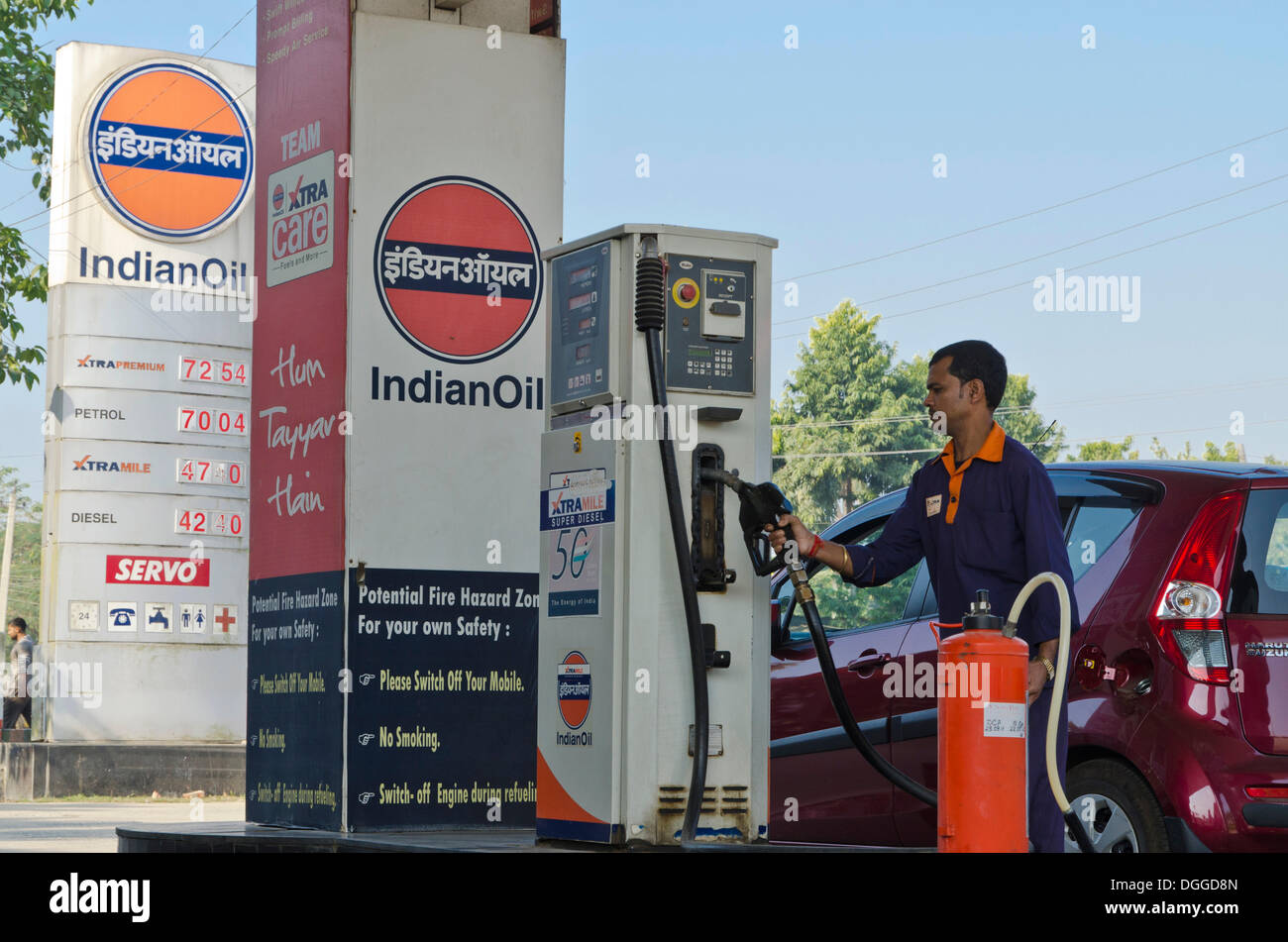 La station d'essence avec les Indiens servant de combustible, Jorhat, Inde, Asie Banque D'Images