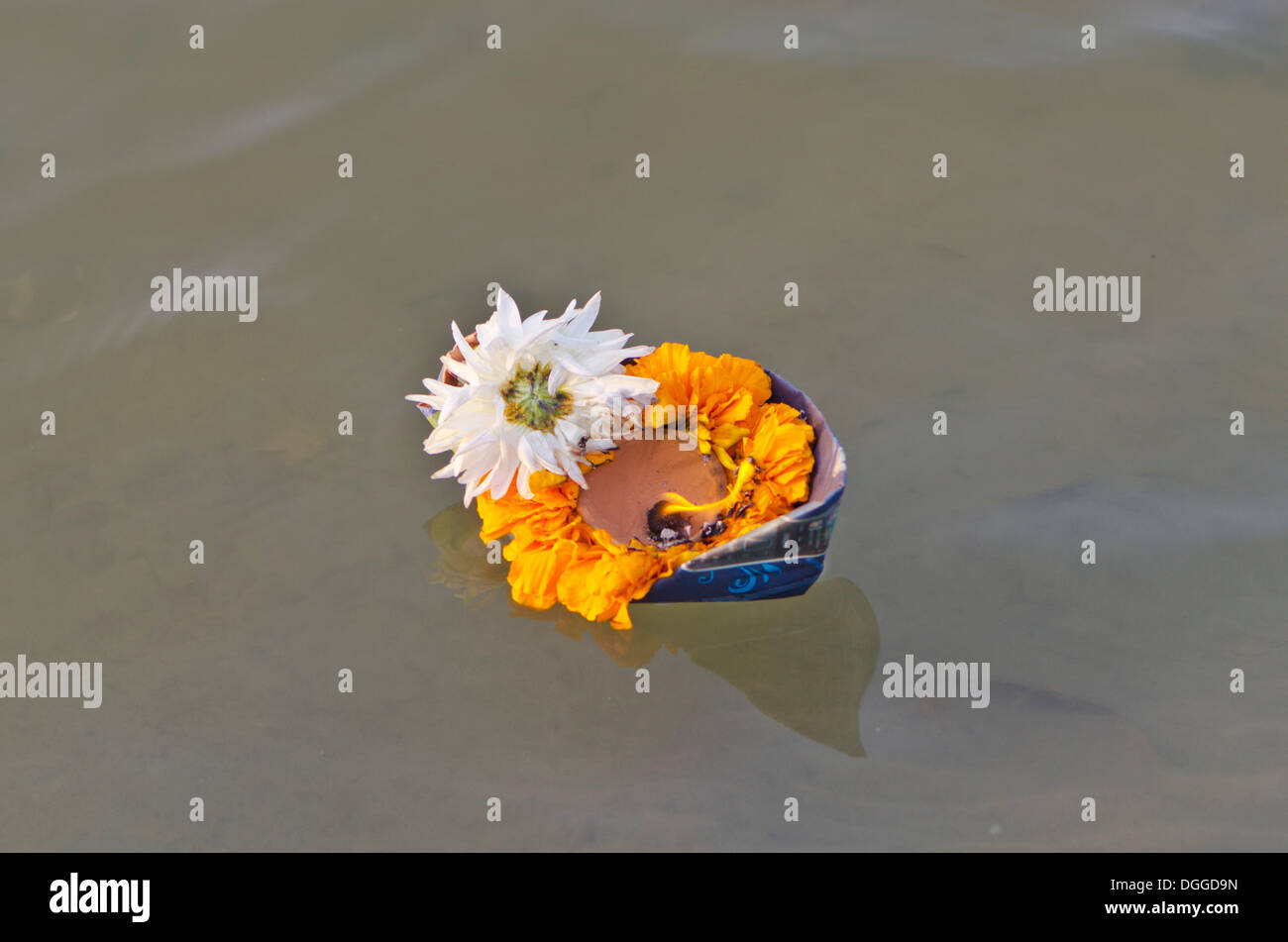 Deepack, petit bateau avec des fleurs, du riz et une petite bougie, transportant Dieu veut en bas de la rivière à Sangam, le confluent de la Banque D'Images