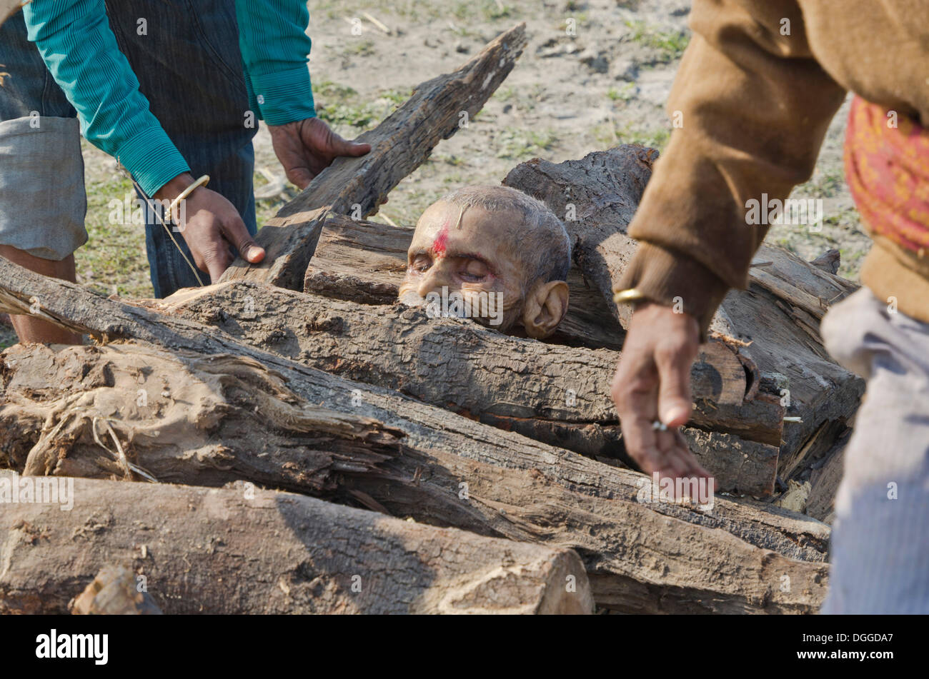Mettre un corps mort sur le bois de chauffe sur les bords de la rivière Yamuna dans le cadre d'une cérémonie de crémation, Vrindavan, Inde, Asie Banque D'Images