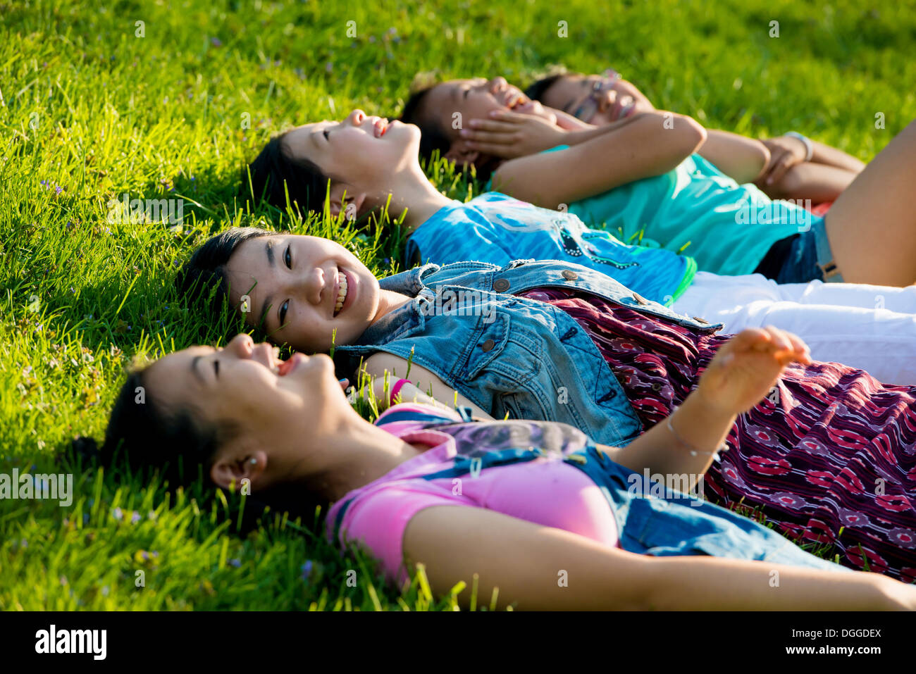 Girls lying on grass Banque D'Images