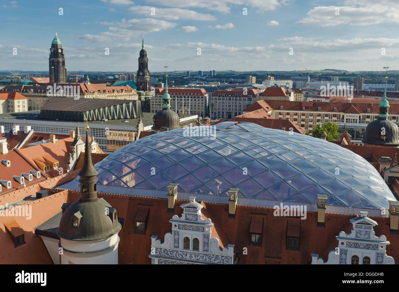 Le toit en verre aluminium moderne de la construction du château de Dresde, le "Residenzschloss", vu de la tour de Hausmannsturm, Dresde Banque D'Images