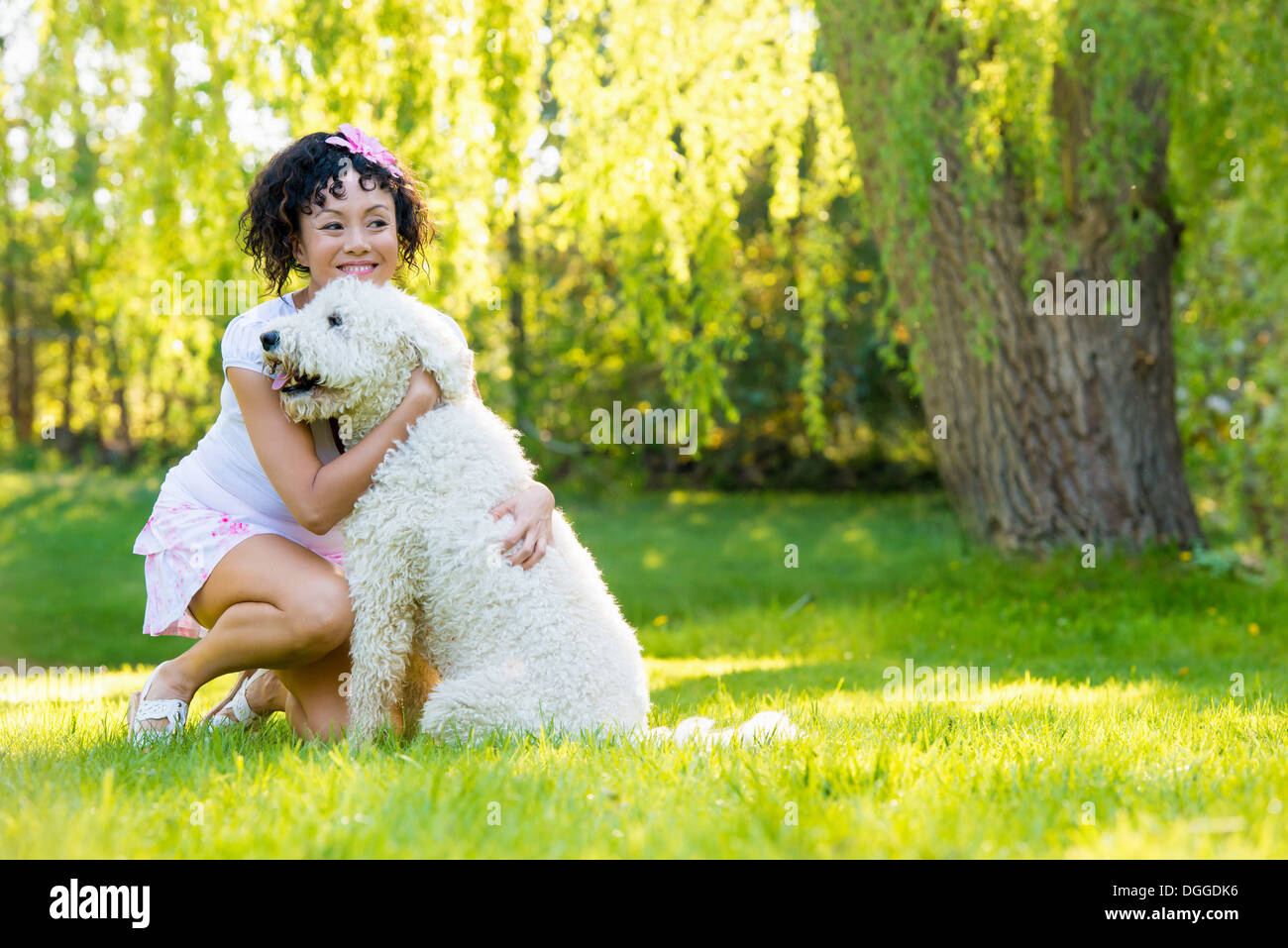 Femme avec chien sur l'herbe Banque D'Images