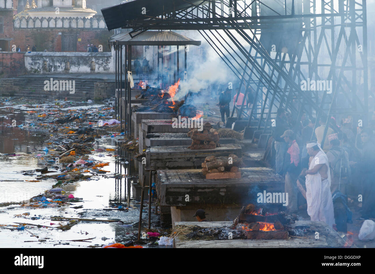 Burning ghats avec les crémations, Katmandou, Katmandou, Népal, Zone Bagmati Banque D'Images Burning ghats avec les crémations, Katmandou, Katmandou, Népal, Zone Bagmati Banque D'Images