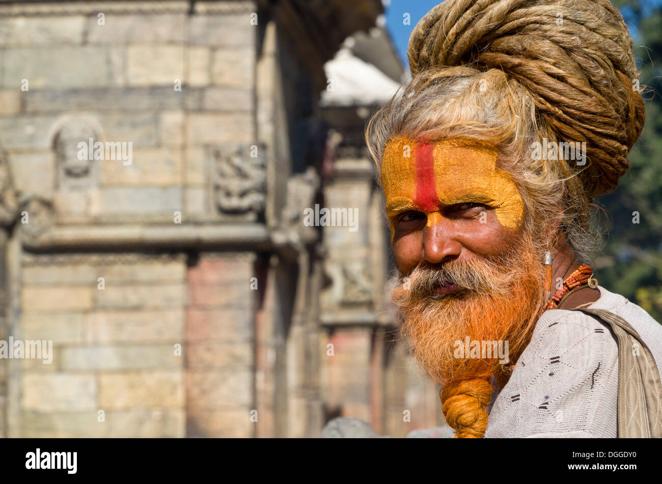 Portrait d'un Sadhu, saint homme, assis en face de l'incendie de ghats, Katmandou, Katmandou, Népal, Zone Bagmati Banque D'Images Portrait d'un Sadhu, saint homme, assis en face de l'incendie de ghats, Katmandou, Katmandou, Népal, Zone Bagmati Banque D'Images
