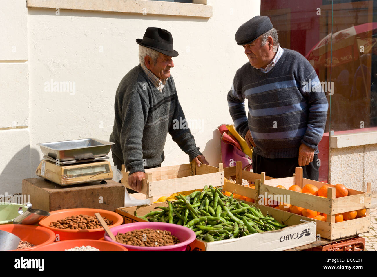 Le Portugal, l'Algarve, Silves, marché local deux hommes à un kiosque de légumes dans la rue Banque D'Images