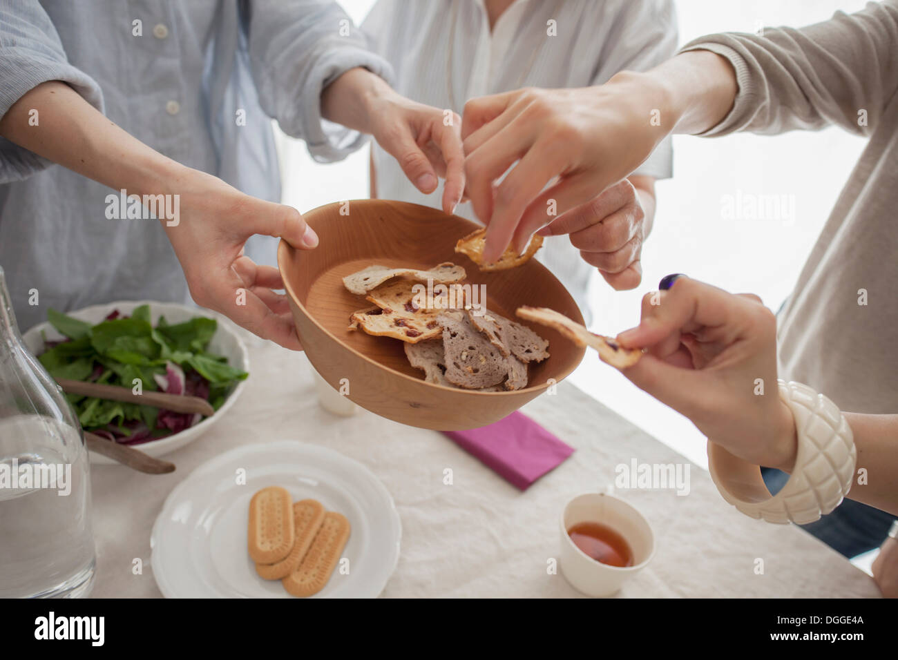 En prenant les mains de la cuvette de l'alimentation Banque D'Images