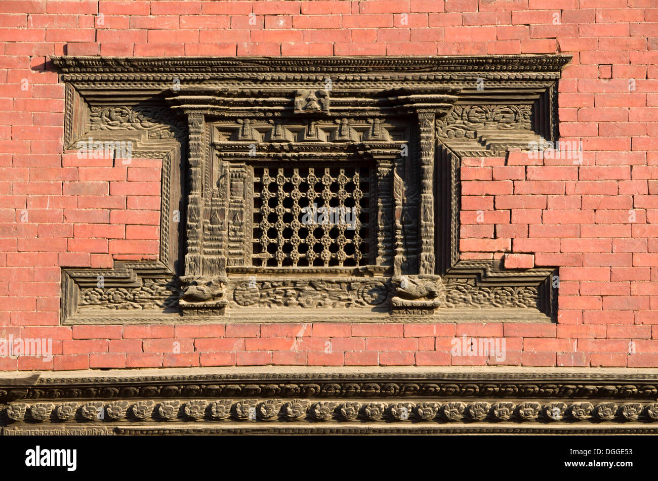 Fenêtre en bois joliment sculpté d'un temple, Patan Durbar Square, Patan, Lalitpur, District Zone Bagmati, Népal Banque D'Images