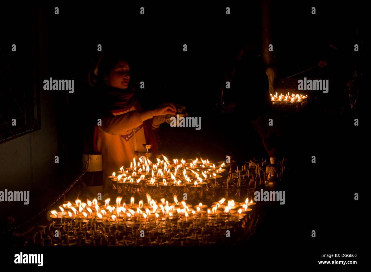 Petite butterlamps, à la vente comme offrandes, éclairé la nuit, Katmandou, Katmandou, Népal, Zone Bagmati Banque D'Images