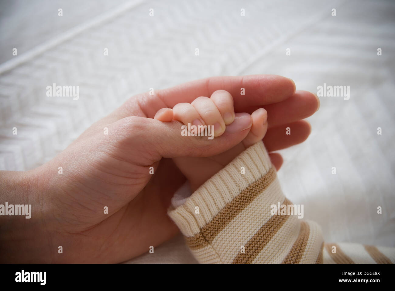 Baby Boy holding mother's hand, Close up Banque D'Images