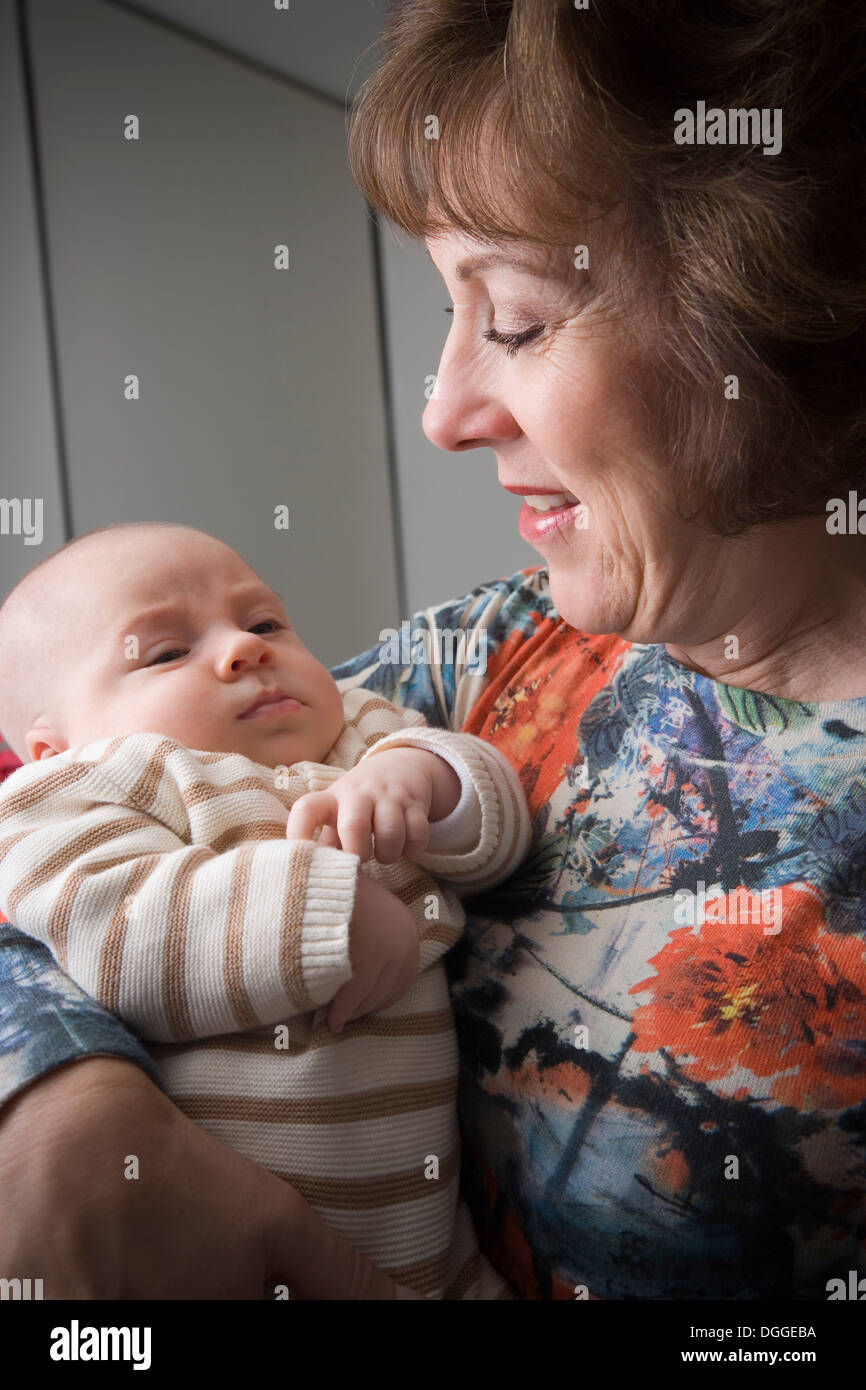 Senior woman holding baby boy, smiling Banque D'Images